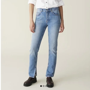 Ganni jeans med split  - Säljer mina jeans från Ganni som tyvärr gått och blivit för små. Dem är små i storleken och i väldigt bra skick. Nypris 1500kr, buda från 550kr + frakt i kommentarerna. 
