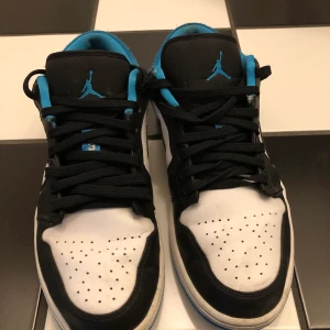 Air Jordan 1 low - Säljer nu mina riktigt schyssta Air Jordan 1 low. Köparen står för frakt 📦  hör av er för eventuella frågor!
