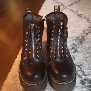 Boots med platå  - Sparsamt använda boots med platå på 4 cm. Storlek 35. Inte äkta skinn 🌱 kan mötas upp eller skicka. Köparen betalar frakt! 