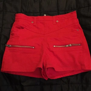  - Snygga högmidjade shorts, klar röd färg med dragkedja bak