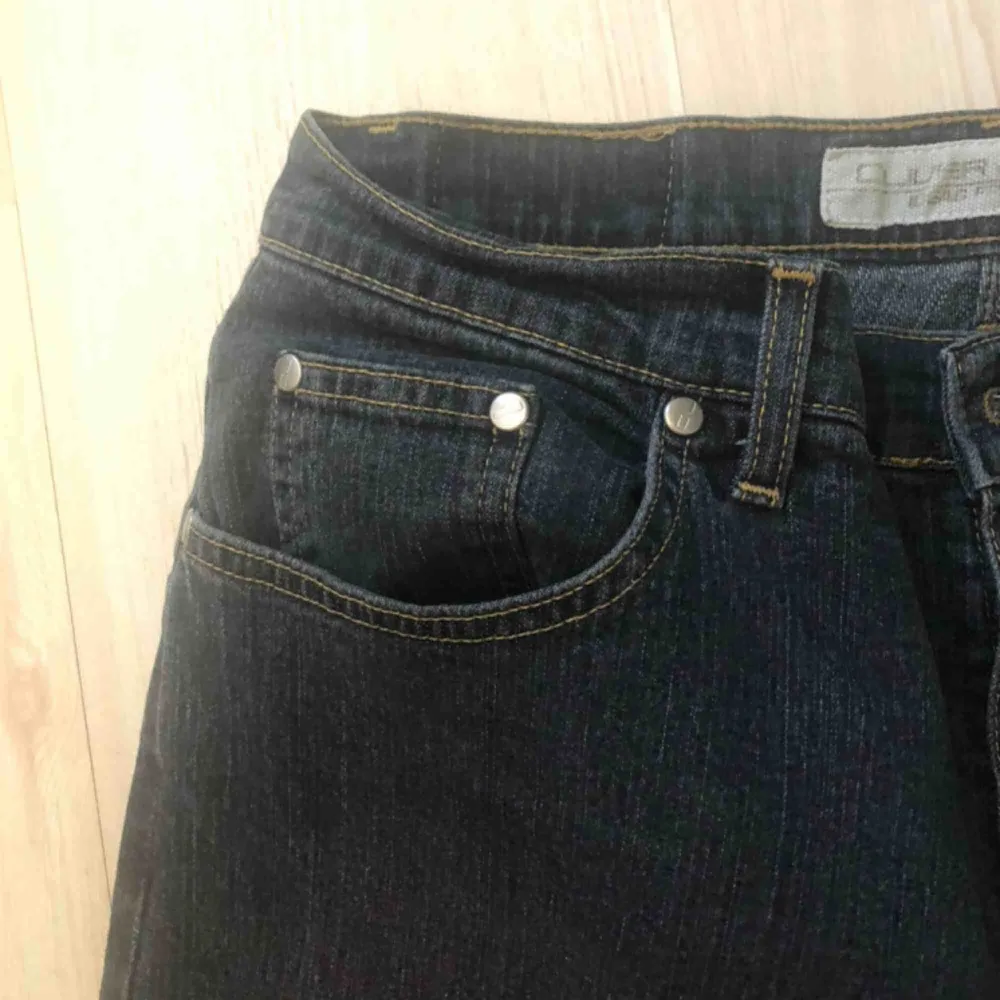 Snygga vintage 70 tals jeans, mörka och lite bootcut. . Jeans & Byxor.