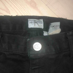  - Svarta Calvin Klein jeans i bra vintage skick.