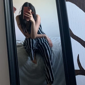 Jumpsuit - Jumpsuit i storlek S. Sitter väldigt bra även på mig som har smal midja. Skriv för fler frågor eller bilder. Tar endast swish och köparen står för frakt. 