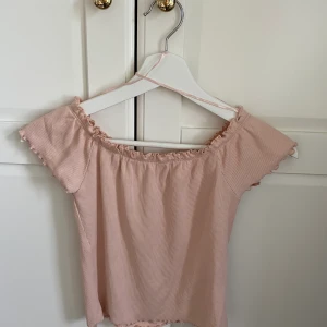 Söt topp från gina - Från gina strl M men passar både xs & s då den är väldigt liten i storleken, säljer för 40 kr + frakt