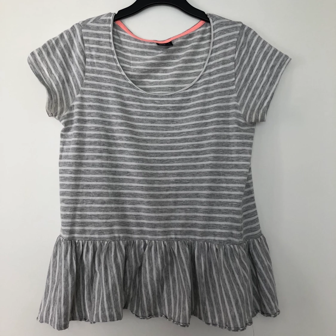 Grårandig topp från Gina Tricot