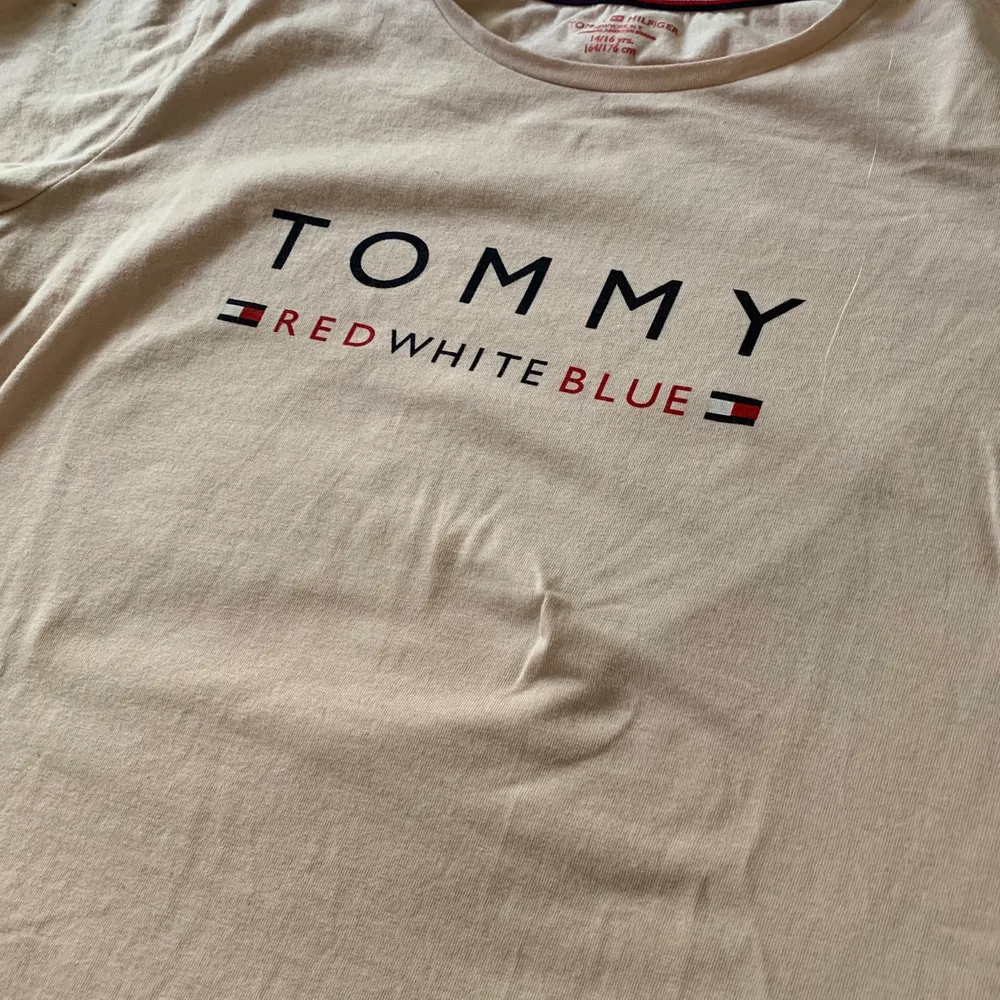 Tommy Hilfiger t-shirt i nuderosa färg i storlek 164/176. Knappt använd. Köparen står för frakten!🎀. T-shirts.