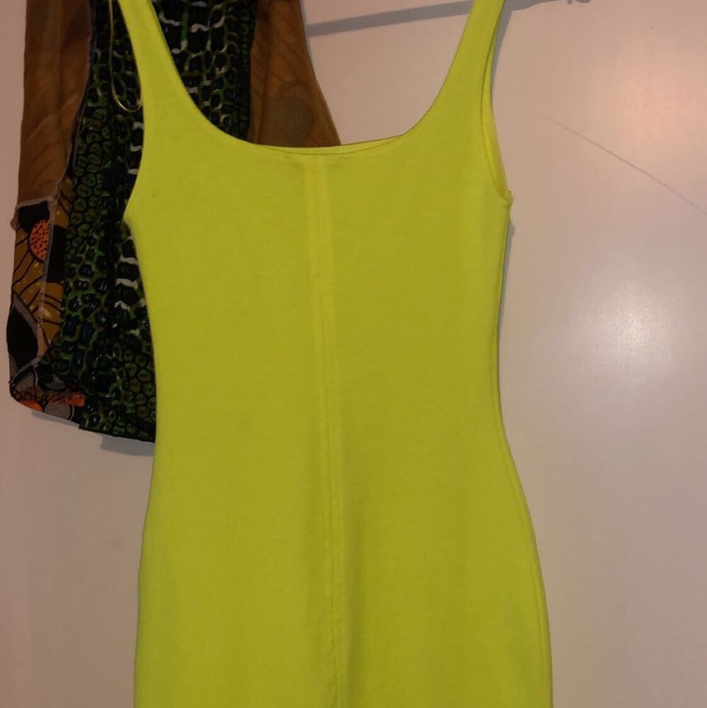 Neon gul klänning köpt från zara köpt för ungefär 2 månader men ej använd. Klänningar.