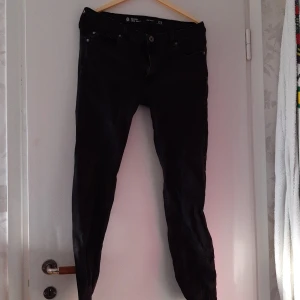 Jeans - Säljer dessa jeans som är inköpta på Cubus (sorry att dom är knövlig har nyss tvättat dom) 