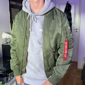 Alpha Industries Jacka  - En grön Alpha Industries jacka perferkt till sommarkvällarna men en tisha under. Möts upp i gbg/köparen står för frakt.