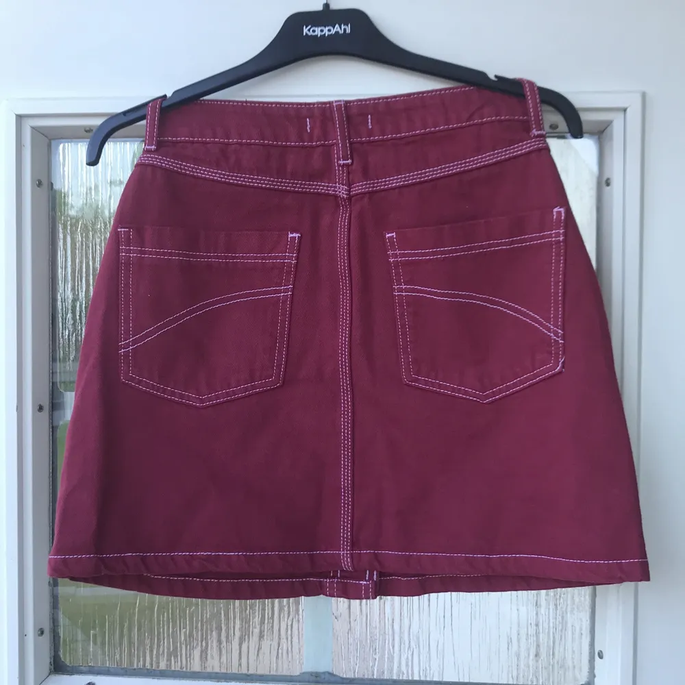 Vinröd kjol från twintip, sitter snyggt på rumpan Stl 34 (frakt tillkommer 60kr) ej använd  . Kjolar.