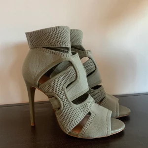 Gröna klackar - Militärgröna klackar från Zara