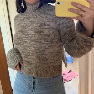 Croppad stickad polosweater - Mysigaste gråa sweatern från Zara. Kort i modellen och har en hög krage som kan vikas ner om man så önskar. Sparsamt använd så i jättebra skick! Säljer därför att den tyvärr ej kommer till användning.🌼