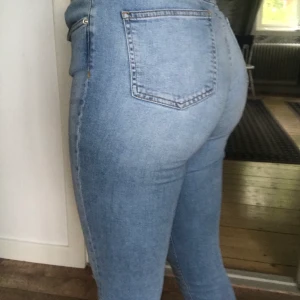 NA-KD JEANS 40 - jättefina byxor som formar ens kurvor väldigt fint. Har lite slitningar vid lår, skriv för mer bilder. Tyvärr köpte jag alldeles för stor storlek. Passar dem som är typ 170 cm och lite större midja 🥰