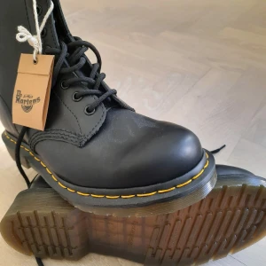 Helt nya Dr. Martens - Oanvända med tags kvar. Perfekt skick! Kartong följer tyvärr inte med