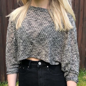 Croppad tröja - Jättefin tunn stickad tröja från Urban Outfitters. Öppen/mönster på ryggen 🧡 köparen står för frakt!