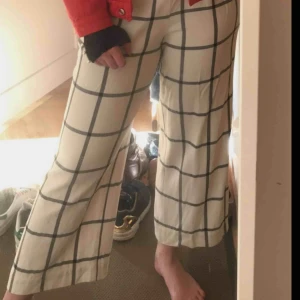  - Byxor som passar en 38-40. Väldigt bekväma och sköna!! Nypris över 1000 kr. Använda max 3 gånger. 