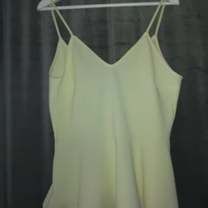 Linne - Snyggt linne i ljusgult med volang. Frakt tillkommer