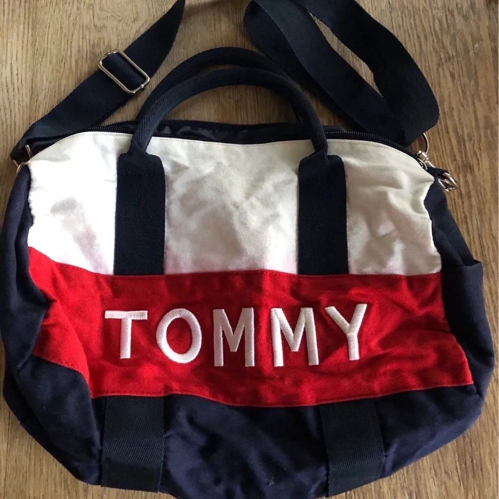 En snygg mindre Tommy Hilfiger väska. Knappt använd. Kolla gärna mina andra annonser där ni kan hitta mycket smaskigt! 🤩. Väskor.
