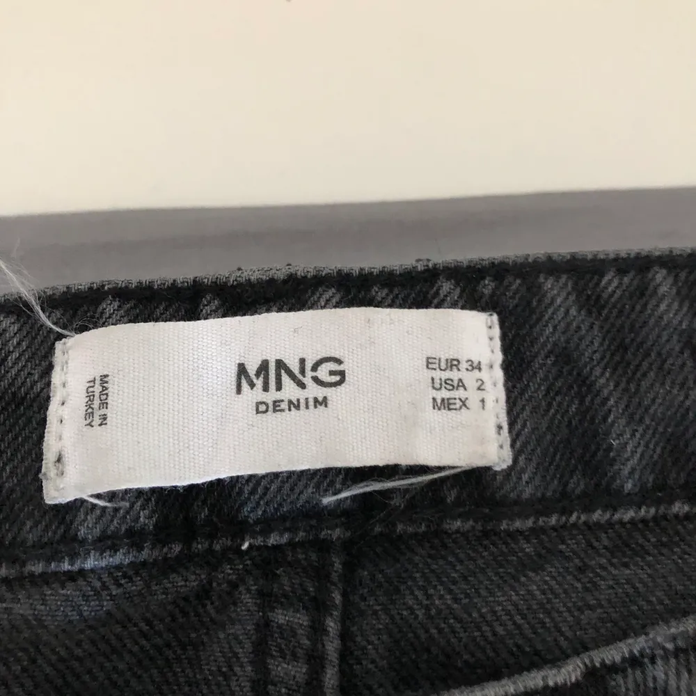 Skit snygga jeans från mango som jag tyvärr inte kan använda mer pga dom är för korta, använt dom typ 2 gånger, kontakta om ni vill ha fler bilder eller undrar något, nypris: 700kr, om fler är intresserade blir det budgivning . Jeans & Byxor.