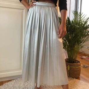 Längre kjol - En super fin väckad kjol i fint ”silkes”-aktigt material🧚🏼🧚🏼 köparen står för frakt!!  