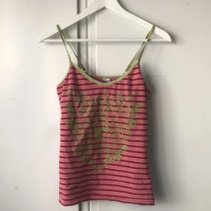 Y2k linne - snyggt linne som påminner om y2k stilen, skulle vara snyggt att cropa linnet men säljer det hellre helt. Justerbara band och ”inbyggd” top. Frakt 22kr