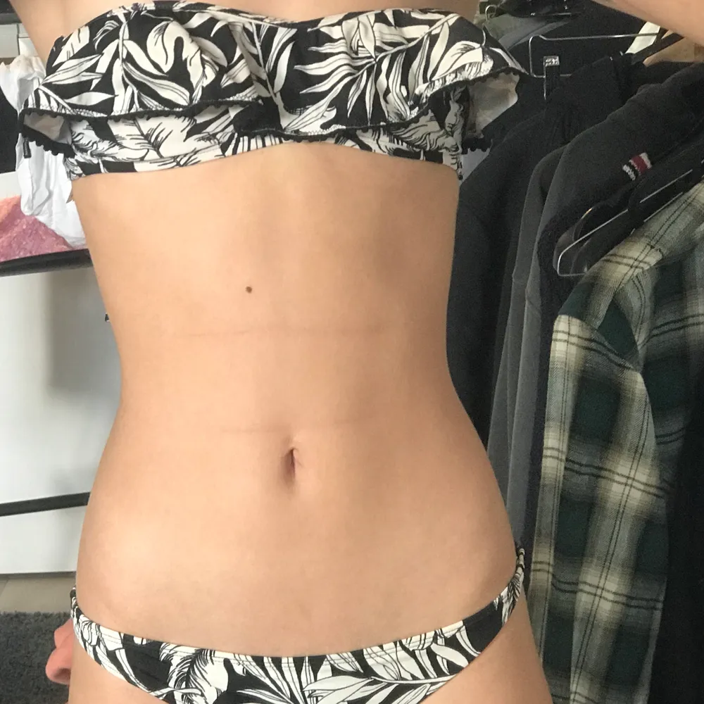 Bikini ifrån Hollister, båda delarna i XS. Köptes för ca 6 år sedan, som ny och endast använd 2 gånger under samma sommar den köptes in👙💗. Övrigt.