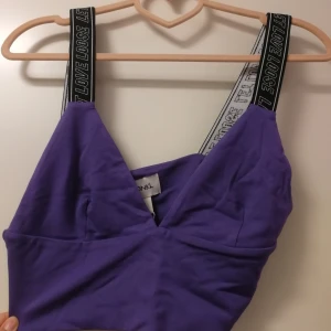 Mörklila topp Monki  - Oanvänd topp pga för stor för mig, mjuk bh-liknande topp från Monki med breda axelband (ej justerbara). 
