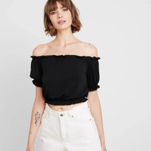 Off shoulder crop top från Gina Tricot  - Jättefin topp från Gina Tricot i croppad modell. Off shoulder modell. Storlek L men skulle säga att det är mer en M. Frakt tillkommer med 42kr.