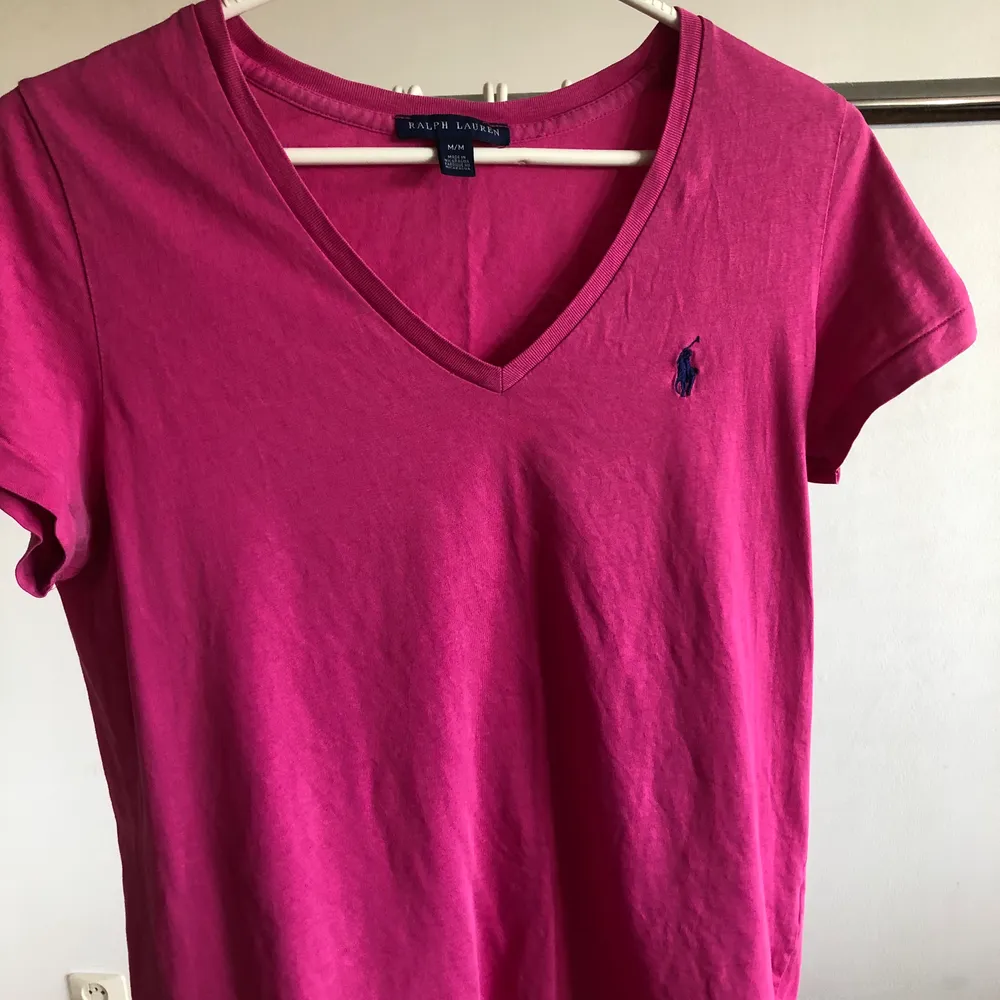 En rosa Ralph Lauren t-shirt, storlek M, fin passform, väldigt gott skick. T-shirts.