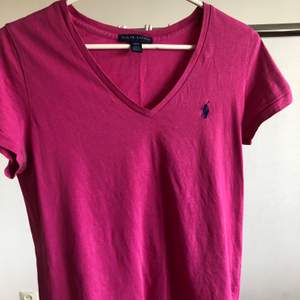 En rosa Ralph Lauren t-shirt, storlek M, fin passform, väldigt gott skick
