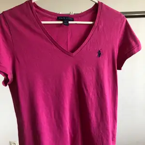 En rosa Ralph Lauren t-shirt, storlek M, fin passform, väldigt gott skick