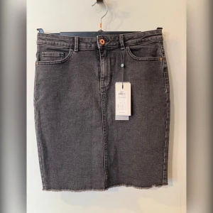 Jeanskjol  - Svart jeanskjol i storlek 40🌼