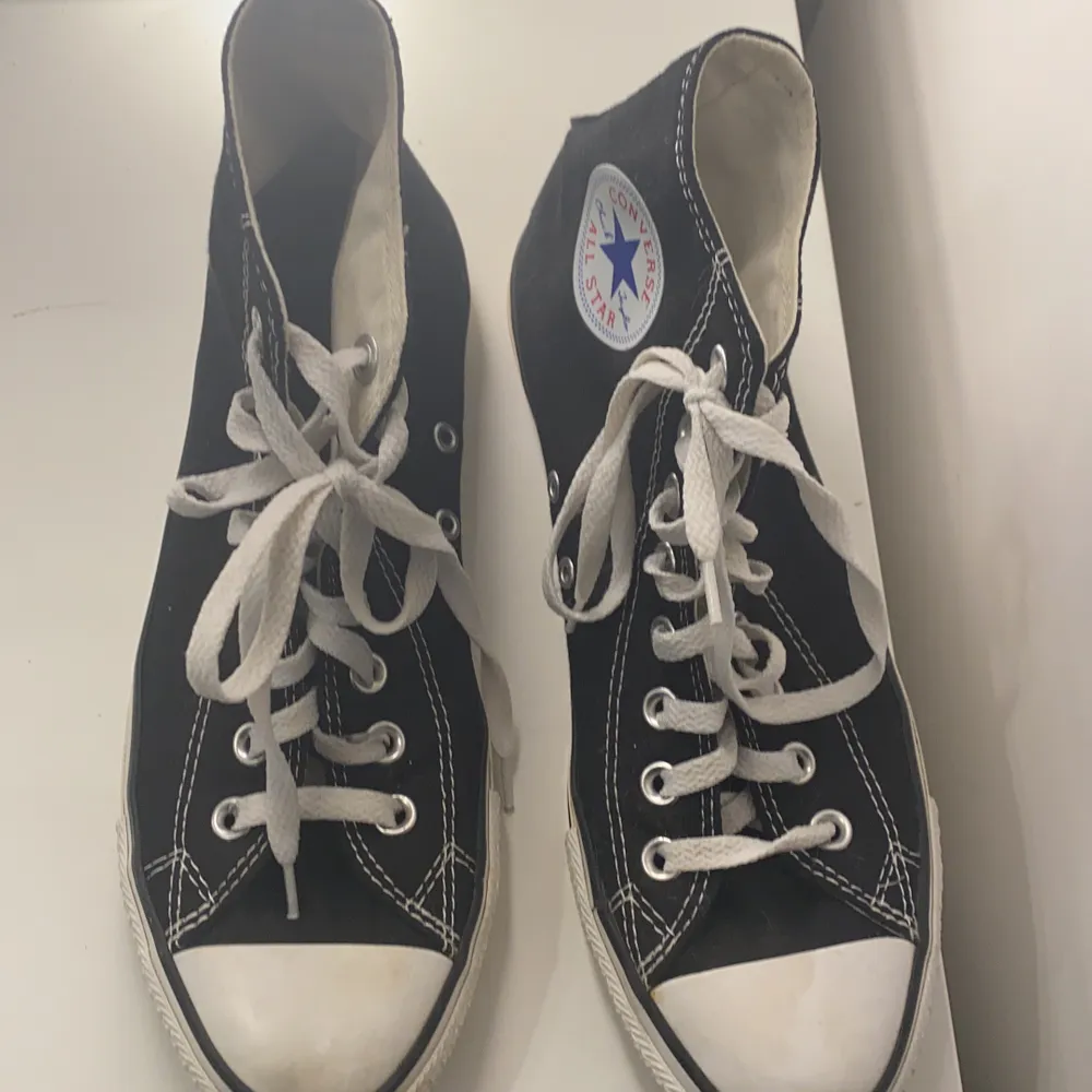 Ett par höga svarta All Star Converse. Andvända ett få tal gånger. I storlek 41:) 200kr+frakt!!. Skor.