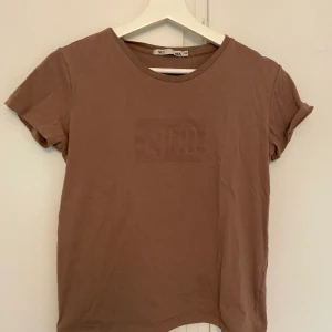 Beige t-shirt - Beige t-shirt. Tryck:”kind”. Köparen står för frakt