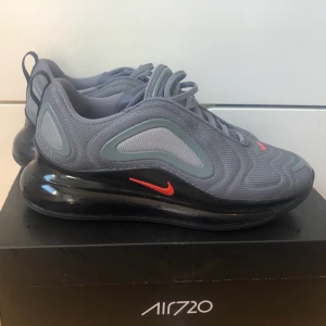 Nike Air Max 720 - Helt oanvända Nike air Max 720, köpa för 1100kr. Sköna och snygga, säljer pågrund av fel storlek. Hör av er vid intresse!