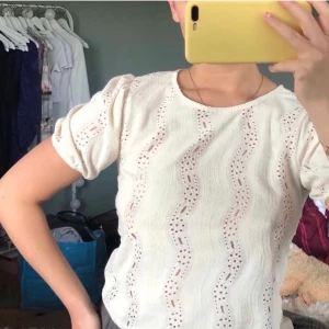 Fin topp - Säljer denna topp eftersom att den inte kommer till användning. Den har ett fint mönster och lite puffiga ärmar. 