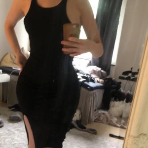 Gina tricot kläning - Säljer en lång kläning som går ner till knäna❤️kommer inte ihåg ord priset men mellan 200-300 kr.Den har en sluta på sidan också❤️
