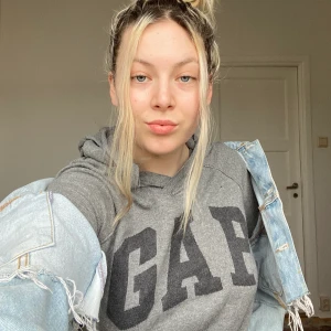 GAP HOODIE - Verkligen bästa hoodien till vår & sommar då den är i tunnare material! Men fortfarande tålig och fin kvalitet, såklart. Med luva. Storlek XS men i så fall oversize! Är en S/M själv och så här sitter den på mig🦋