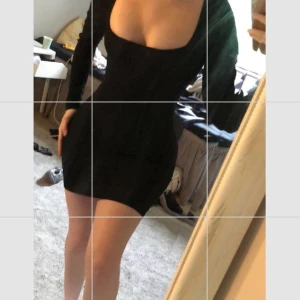HM kläning - Säljer den här klänningen från hm ❤️man kan ha de som både off shoulder eller ba ärmarna uppe❤️