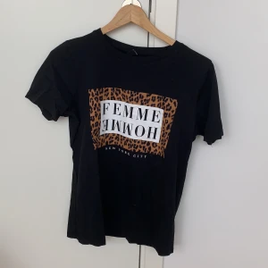 T-shirt med tryck - T-shirt från Gina. Fint skick. Frakt tillkommer.