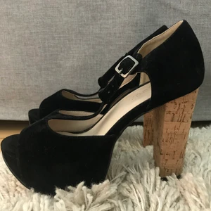 Klackskor från Nelly, strl 39 - Helt nya klackskor beställda på Nelly. Klackhöjd 11 cm och platåhöjd 4 cm. Väldigt bekväma!