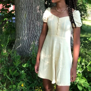 Klänning  - Ljusgul klänning som jag endast använt en gång. Köpt på new look för 400kr.