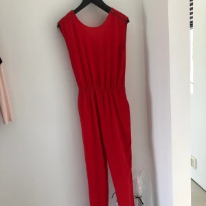 Röd jumpsuit  - Riktigt snygg jumpsuit som både går att klä upp med klackar men även vardaglig!! Säljer den för den är för lång för mig (är 154 cm)❤️