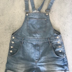 Hängsleshorts Monki - Fina hängsleshorts från Monki i felfritt skick. Storlek S.