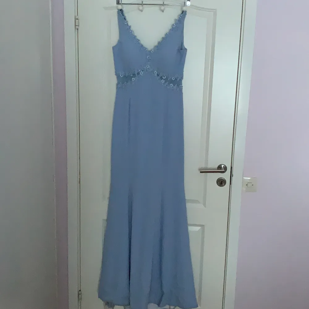 Strl S/M, babyblå festklänning, använt endast ett par timmar. Klänningar.