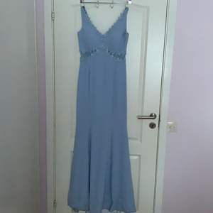 Strl S/M, babyblå festklänning, använt endast ett par timmar