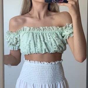 Ginatricot spetsblus storlek S - En jättefin mintgröna spetsblus från Ginatricot i storlek S. Jättefin och somrig och nypris är 399kr