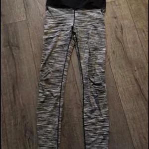 Träningstights - Träningstights i normalt begagnat skick. Storlek S men passar även M. Kan skickas mot fraktkostnad på 35kr