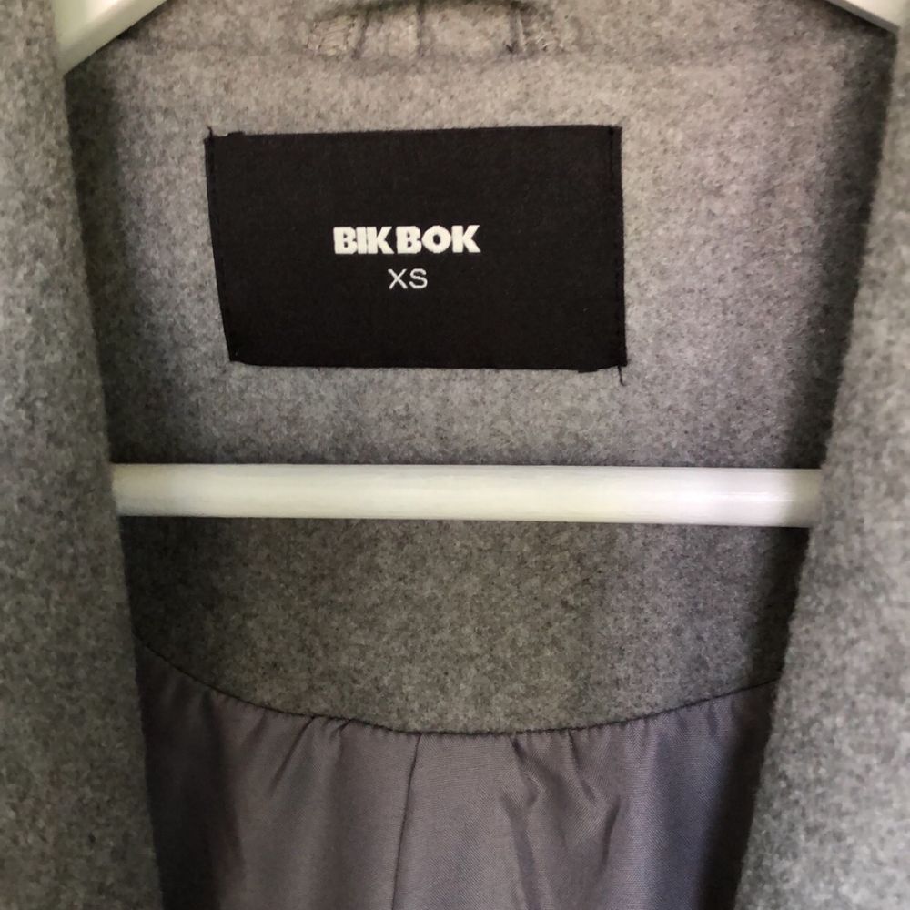 Jätte snygg kappa som passar alla årstider, lite varmare kappa, aldrig använt då jag inte passar i kappa, men super snygg, köpt för 799 kr på bikbok. Jackor.