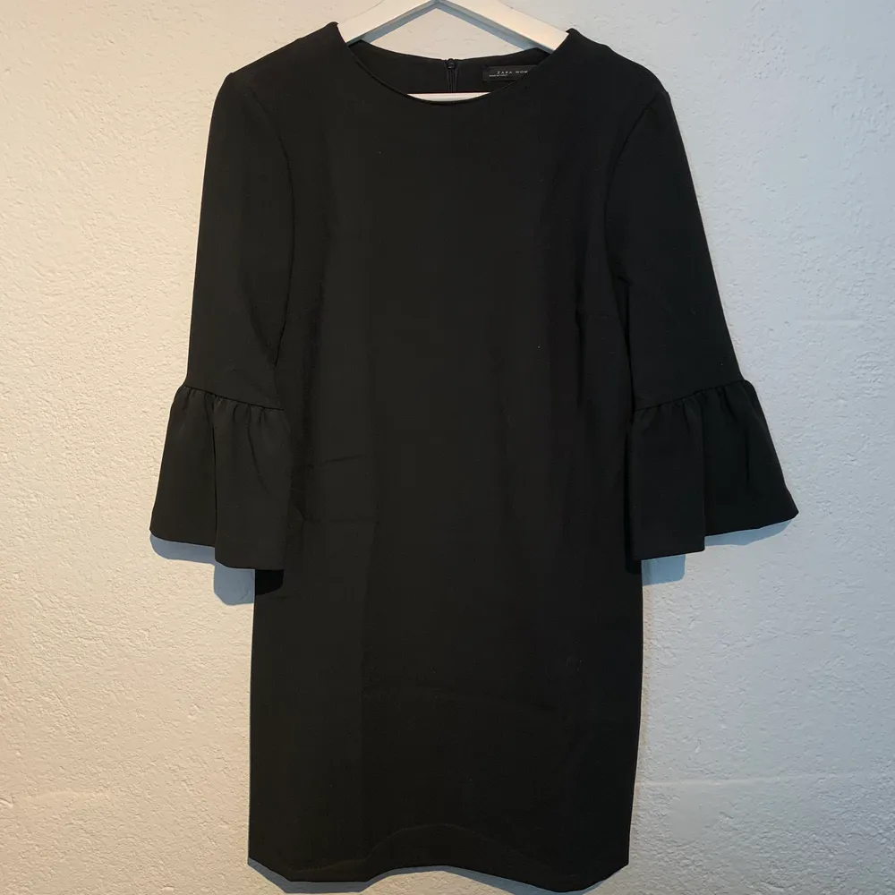 Fin svart klänning med volanger i ärmarna, från Zara. Använd 2 gånger. . Klänningar.